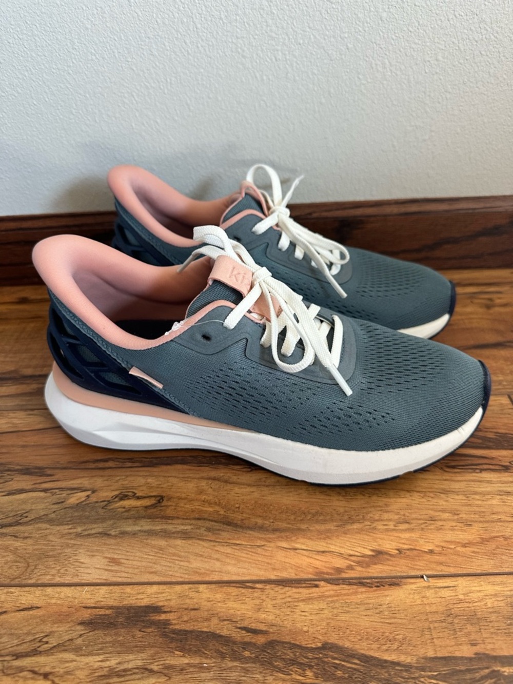 NWOT Kizik WOMEN'S ATHENS 2 Size 8.5 Stormy Weather/Rose Shoes